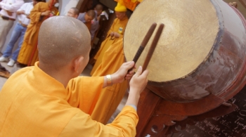 Tại sao không sử dụng tiếng trống chùa trong các đại lễ Phật giáo?