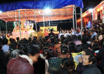 Hàng ngàn người tham dự lễ cầu an rằm thượng nguyên tại chùa Nhiễu Long