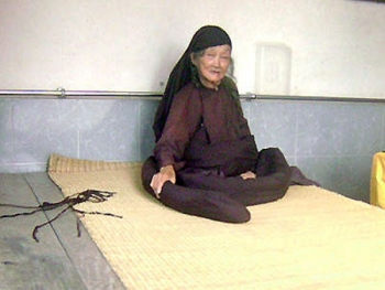 Bà lão 60 năm không gội đầu được đồn là “thần tiên”