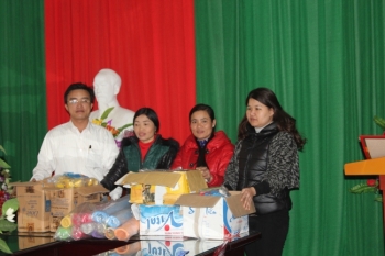 Công ty Vũ Hương trao tặng đồ dùng học tập cho trường mầm non