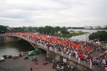 Đi bộ Rước Phật linh thiêng và hoành tráng ở Huế