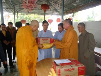 Phật tử Quỳnh Lưu tặng quà tết cho người nghèo