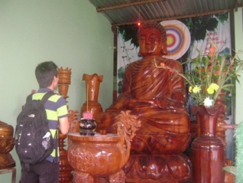 Tượng Phật Thích Ca bằng gốc cây gõ lớn nhất Việt Nam