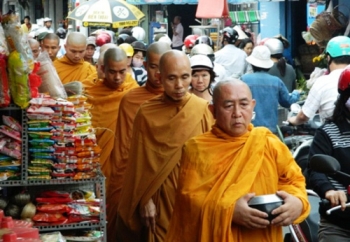 Trì bình khất thực: Làm sao để biết sư thật - sư giả