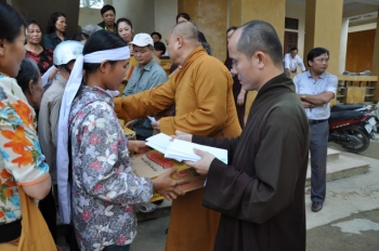 Chùa Ninh Tảo tặng quà cứu trợ bão lụt tại tỉnh Hà Tĩnh