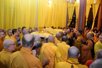 Hàng ngàn tăng ni Phật tử cung tiễn nhục thân cố HT. Thích Trí Tịnh nhập kim quan