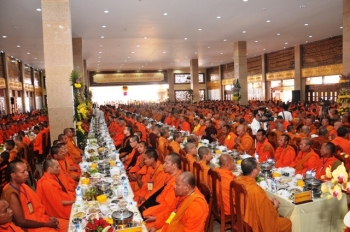 Pháp viện Minh Đăng Quang:  Hơn 1000 Chư Tôn đức Nam tông thọ trai tăng