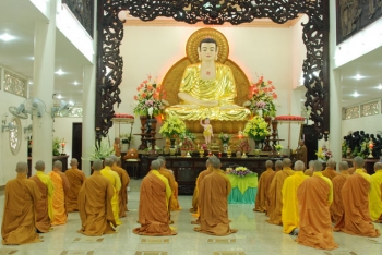 TPHCM: Lễ Bố tát tại Chùa Hoằng Pháp