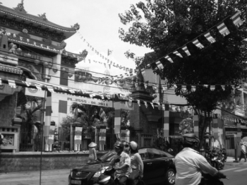 Mùa Phật đản, hoàng hôn về trên chùa Ấn Quang