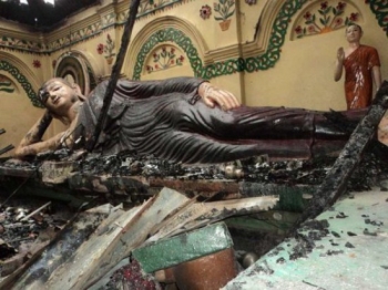Hàng ngàn tín đồ Hồi giáo Bangladesh nổi loạn đốt phá chùa, nhà cửa của Phật tử