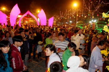 Hàng chục ngàn người đổ về chùa Hoằng Pháp đón xuân Giáp Ngọ nhận lì xì