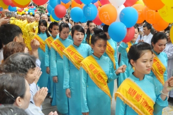 Hàng nghìn người tham dự đại lễPhật đản tại Chùa Hoằng Pháp