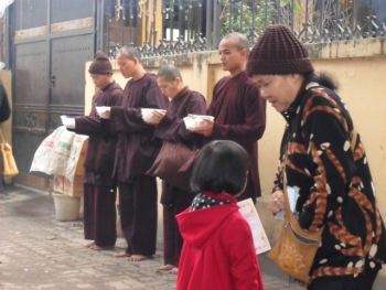 Giả sư khất thực, gây gổ với phóng viên