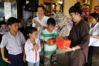 Đak Lak: TNPT Thiện Sinh tặng quà Trung thu cho trẻ em Huyện Ea Sup