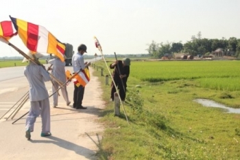 Hà Tĩnh:Chùa Giai Lam tưng bừng diễu hành cờ hoa mừng Phật đản PL: 2556