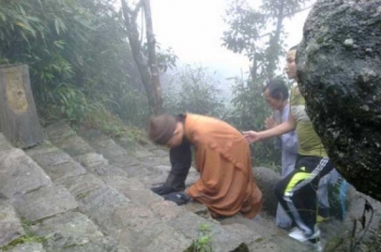 Tin nóng: 9h30' sáng 24/11, ĐĐ Thích Tâm Mẫn đã đặt chân đến đỉnh chùa Đồng Yên Tử