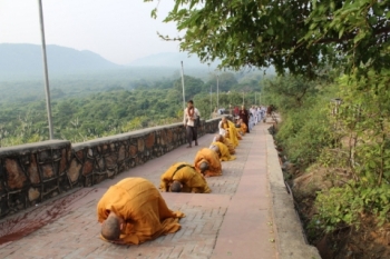 Chùm ảnh: Tam bộ Nhất bái của Tăng ni Phật tử VN tại Ấn Độ