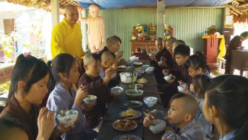 Vị đại đức và 'tiểu đoàn' con nuôi trên núi Thiên Cầm