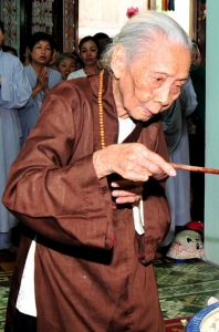 Cụ bà 100 tuổi niệm Phật lưu xá lợi