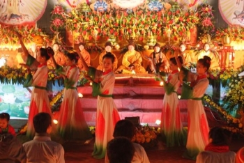 Hà Nội: Hàng ngàn người đội mưa rét tham dự đêm hoa đăng vía Đức Phật A Di Đà