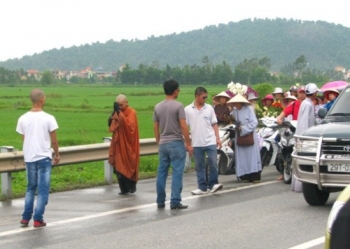Chức sắc PG lên tiếng về hành vi của nhóm tháp tùng nhà sư &quot;nhất bộ nhất bái&quot;