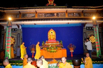 Tổ đình Phước Viên dâng hoa cúng dường Đức Phật thành đạo