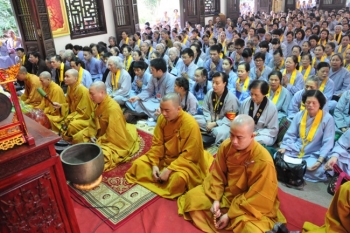 Hà Nội: Khóa tu bát quan trai tại chùa Bằng
