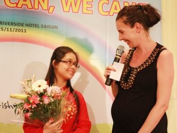 Cô gái Ấn Độ vẽ tranh gây quỹ ủng hộ trẻ em VN
