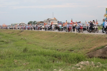 Chùm ảnh diễu hành xe hoa 50km mừng Phật đản