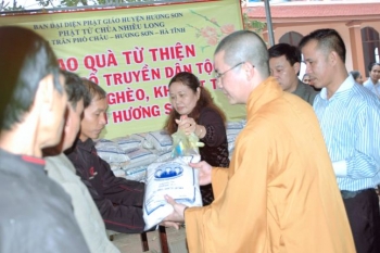 Chùa Nhiễu Long lễ tất niên và trao tặng quà cho trẻ em tàn tật , mồ côi