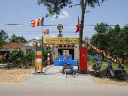 Huế: Trang hoàng Lễ đài tư gia cúng dường ngày Phật đản