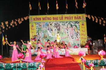 Tưng bừng đêm khánh đản Đức Bổn sư tại chùa Hữu Lạc Hà Tĩnh