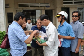 Nhiều nhà hảo tâm ủng hộ hoạt động từ thiện của chùa Phúc Lâm mùa Vu Lan năm 2012