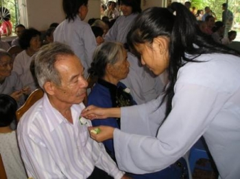 Tâm sự người cài hoa trắng