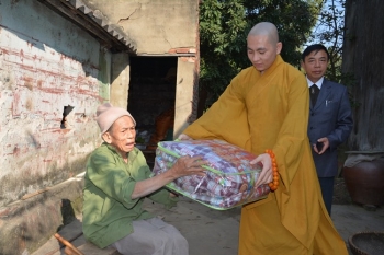 Nghệ An: ĐĐ Thích Tâm Thành cùng đoàn Phật tử tặng quà cho các gia đình có hoàn cảnh khó khăn