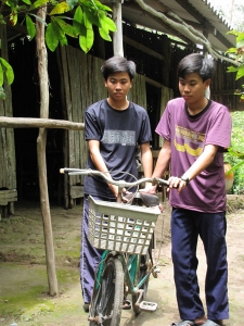 Tá túc ở chùa, anh em song sinh cùng vào ĐH