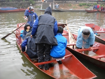 Hình ảnh phản cảm và những người mượn  “đất Phật” làm giàu