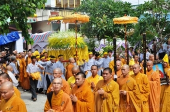 Nghẹn ngào cung tống kim quan Đại lão HT Thích Diệu Tâm nhập bảo tháp