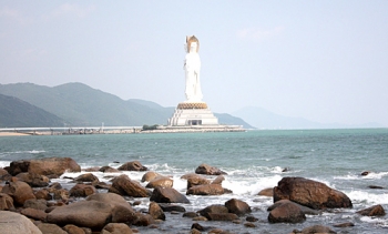 Tượng Phật cao 108m trên biển