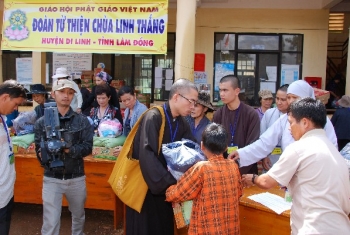 Lâm Đồng: Chùa Linh Thắng tặng quà cho đồng bào dân tộc