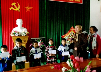 Tết yêu thương đến học sinh nghèo của Phật giáo huyện Hương Sơn