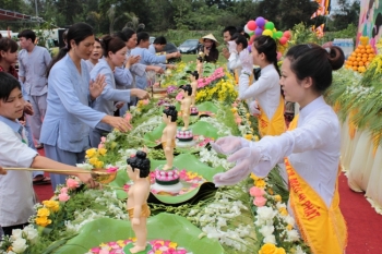 Hàng ngàn người tham dự lễ tắm Phật tại chùa Phúc Lạc
