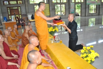 'Khóa môi' và hoàn tục - từ chức