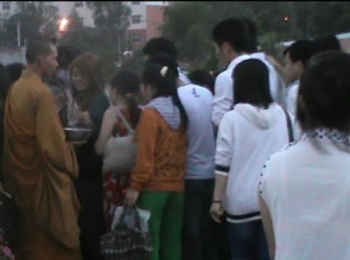 Chen nhau “cúng” tiền cho những kẻ giả sư