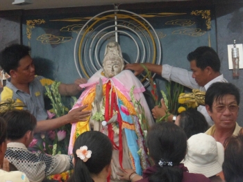 Thực hư tượng Phật Bà cụt tay “níu“ thuyền ngư dân “đòi” lên bờ