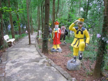 Về Nhân Tâm xem bàn quay kì bí biết ngoại ngữ