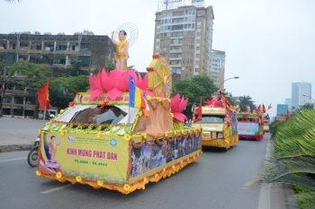 GHPGVN tỉnh Nghệ An diễu hành xe hoa chào mừng Phật đản PL 2558