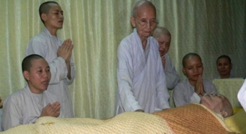 Khi hộ niệm phải chiều theo ý người bệnh