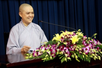 Gần hai ngàn bạn trẻ đến chùa nghe sư cô Thích nữ Hương Nhũ giảng pháp