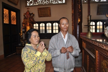 Bắt quả tang đôi vợ chồng câu trộm tiền công đức của chùa Phúc Lâm